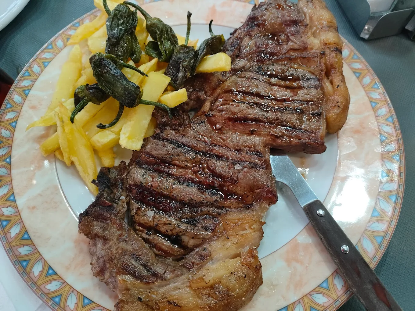 Carne a la parrilla con patatas